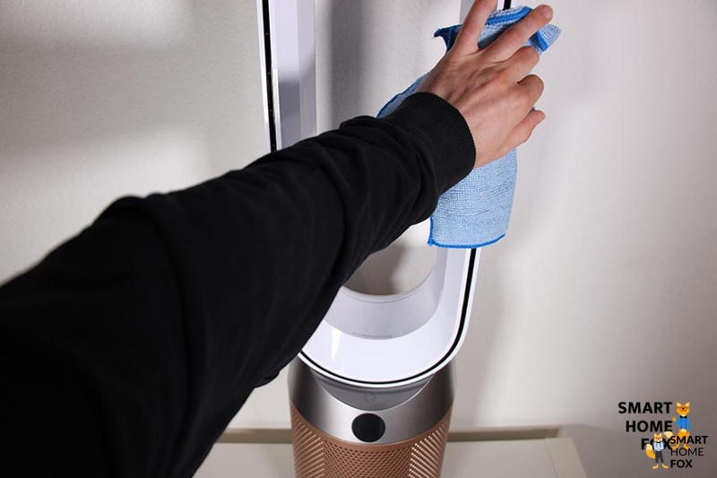 Очиститель воздуха Dyson протирается тканью.